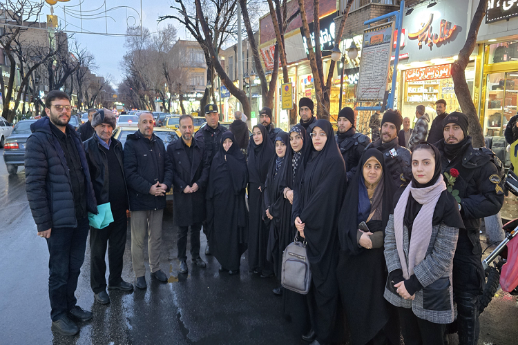 خبرنگاران، اهدای گل به حافظان امنیت