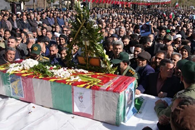 فیلم | رجزخوانی پدر شهید «مهدی حیدری» در مراسم تشییع پیکر شهید