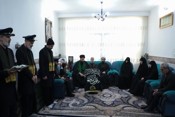 تکریم خانواده شهید مدافع امنیت توسط خادمان امامزاده موسی مبرقع(ع)