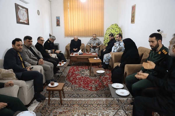 دیدار جمعی از مسئولان مازندران با خانواده شهید مدافع امنیت «مجید رنجبر»