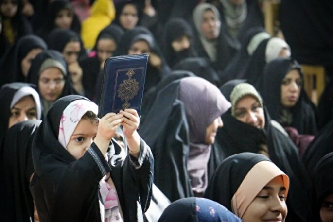 استقبال دانش‌آموزان میبدی از جشنواره تولد قرآن