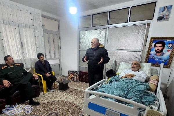 ادای احترام مدیرکل حفظ آثار و نشر ارزش‌های دفاع مقدس و مقاومت مازندران به یادمان شهدای گمنام نکا