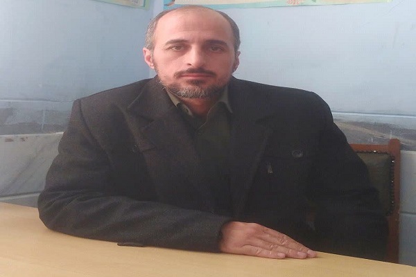 عرفان چهری، دانشجوی دکترای رشته تفسیر تطبیقی قرآن کریم و پژوهشگر برتر در دانشگاه علوم و معارف قرآن کریم