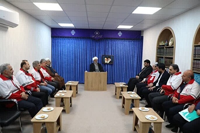 لباس هلال‌ احمر نماد آرامش و تسکین در شرایط بحران است