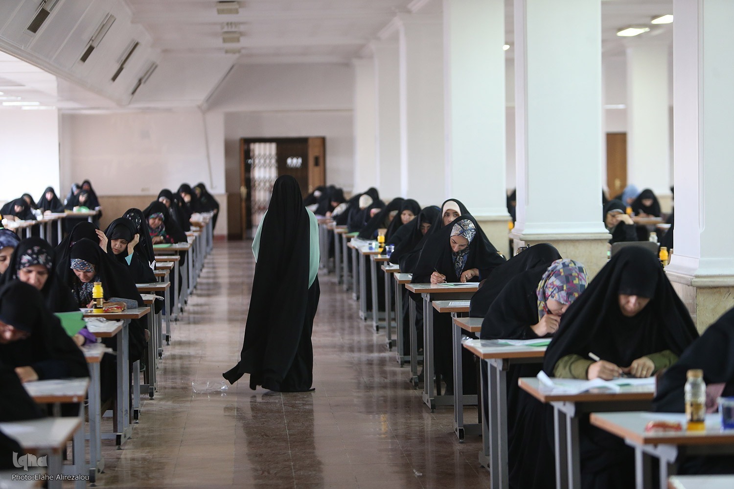 رقابت ۳۴۰ حافظ کل قرآن در مرحله سوم آزمون تخصصی حفظ + عکس