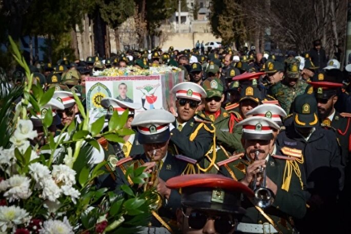 وداع جانگداز همرزمان پلیس کرمان با پیکر شهید عباس عالی‌پور