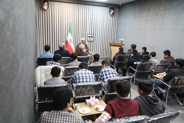 حجت الاسلام مرتضی مطیعی نماینده ولی فقیه در سمنان در جمع دانش آموزان مدرسه هدف