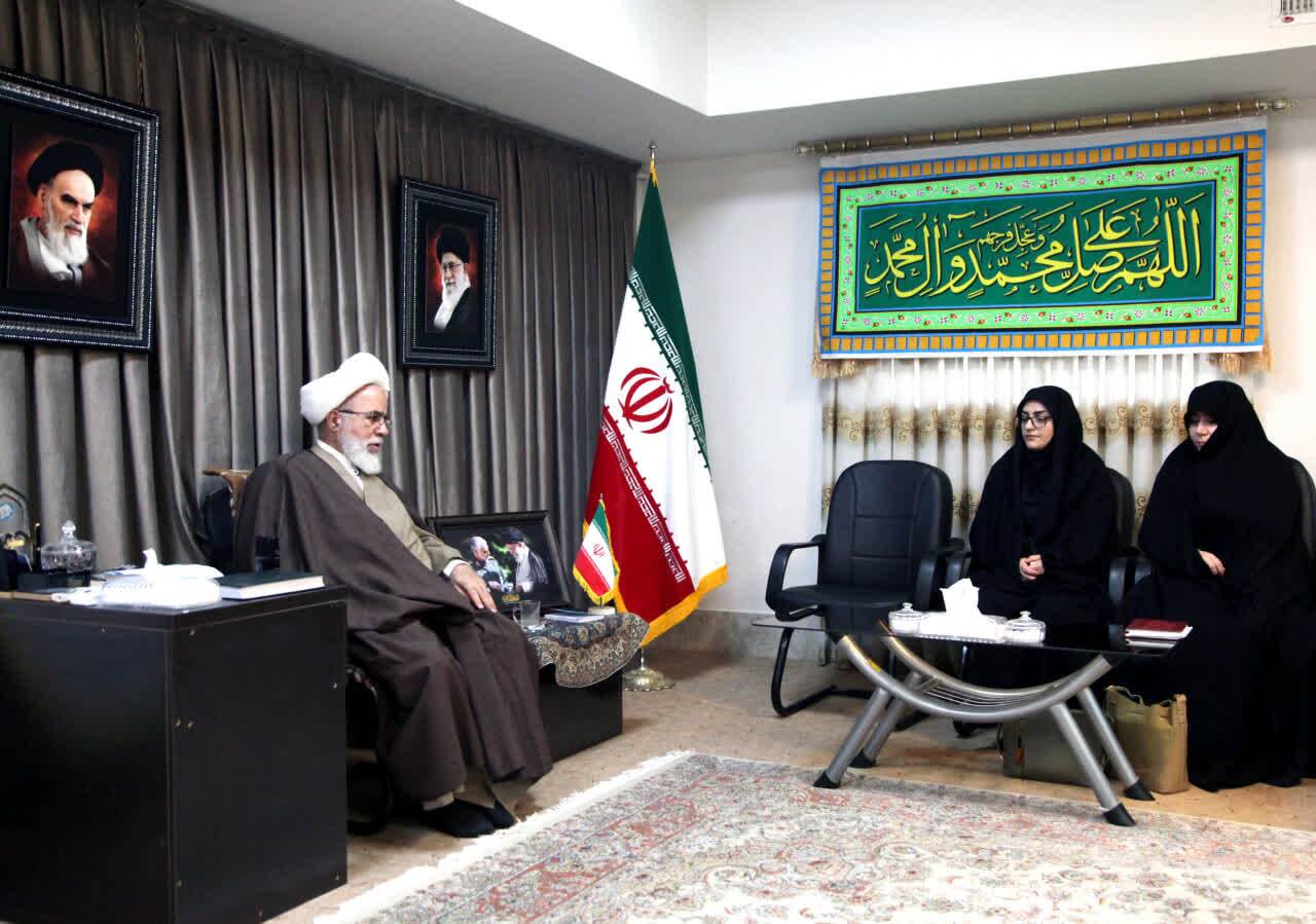 دیدار حجت الاسلام حبیب الله غفوری امام جمعه کرمانشاه با  با مدیرکل امور بانوان استانداری