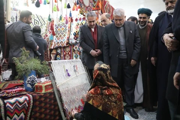 بازدید وزیر میراث فرهنگی از نمایشگاه دائمی صنایع‌دستی شهر ملی گلیم عنبران
