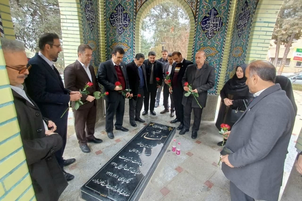 غبارروبی مزار شهید گمنام دانشگاه فرهنگیان لرستان + عکس
