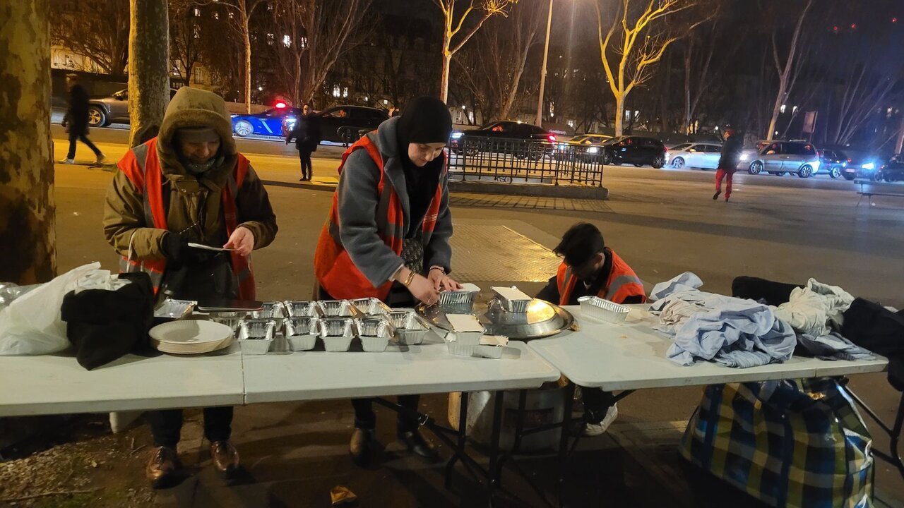 همراهی با بیخانمانها در قلب پاریس توسط سازمان خیریه «حسین کیست؟» همراهی با بیخانمانها در قلب پاریس توسط سازمان خیریه «حسین کیست؟»