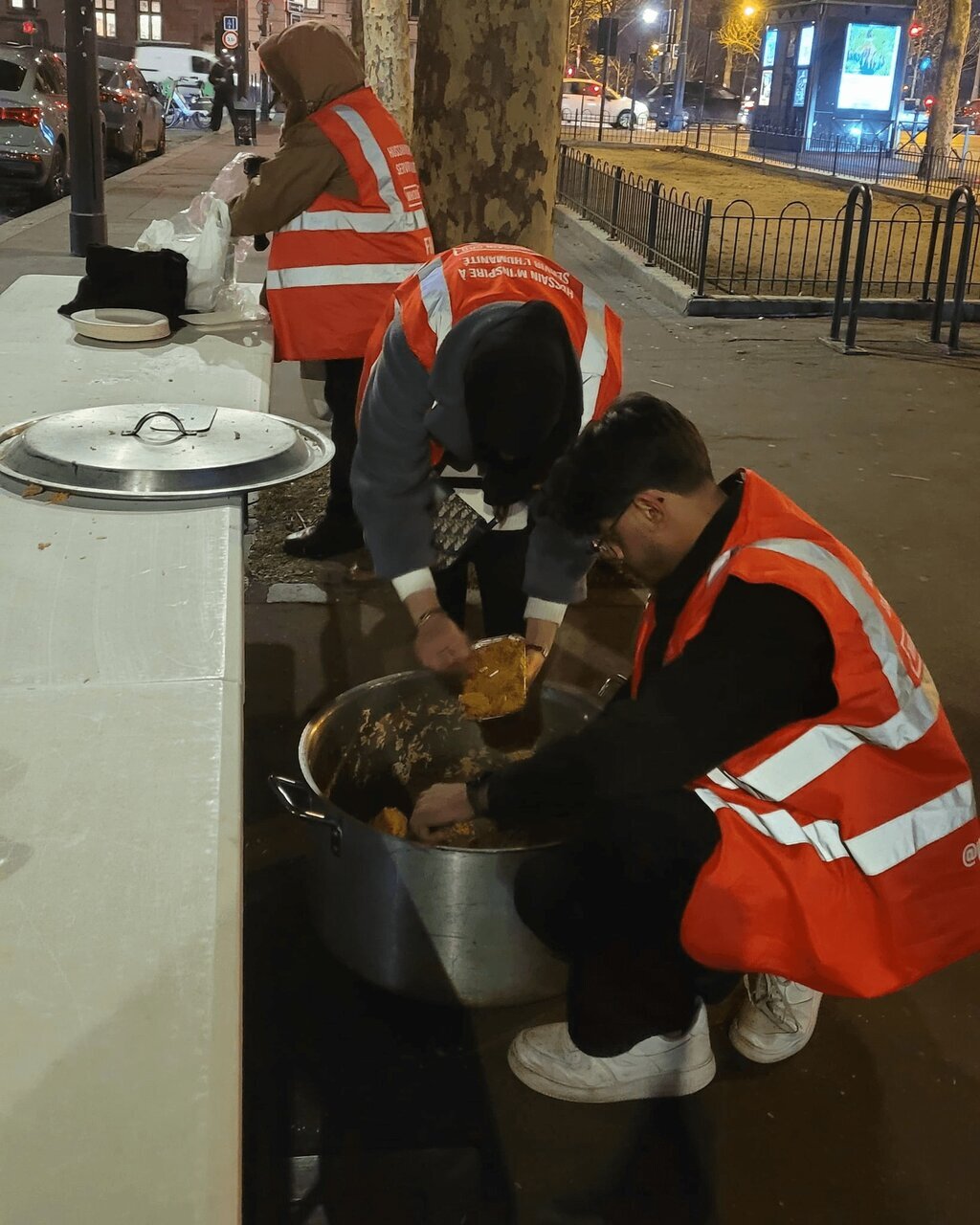 همراهی با بیخانمانها در قلب پاریس توسط سازمان خیریه «حسین کیست؟» همراهی با بیخانمانها در قلب پاریس توسط سازمان خیریه «حسین کیست؟»