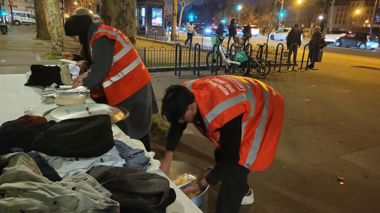 همراهی با بیخانمانها در قلب پاریس توسط سازمان خیریه «حسین کیست؟» همراهی با بیخانمانها در قلب پاریس توسط سازمان خیریه «حسین کیست؟»