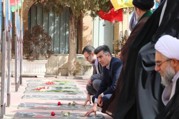 تجدید میثاق دانشگاهیان استان مرکزی با شهدا تجدید میثاق دانشگاهیان استان مرکزی با شهدا