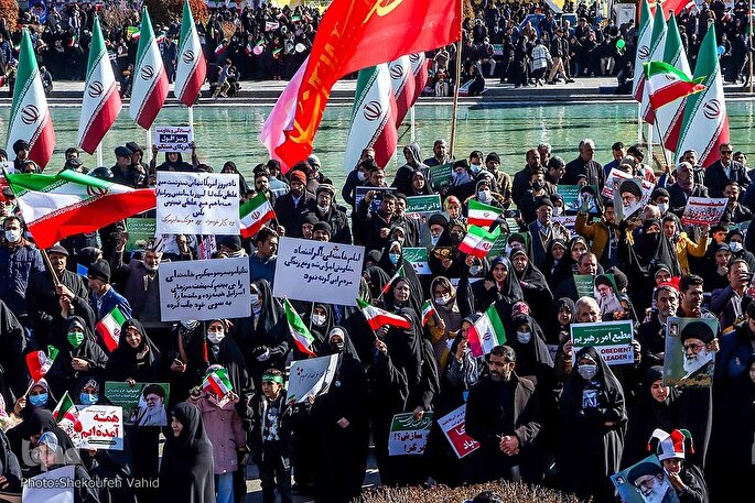 راهپیمایی یوم‌الله ۲۲ بهمن با حضور گسترده و مؤمنانه مردم زنجان آغاز شد