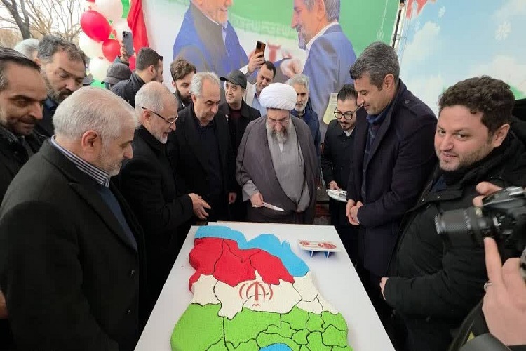 برش کیک انقلاب، تبریز