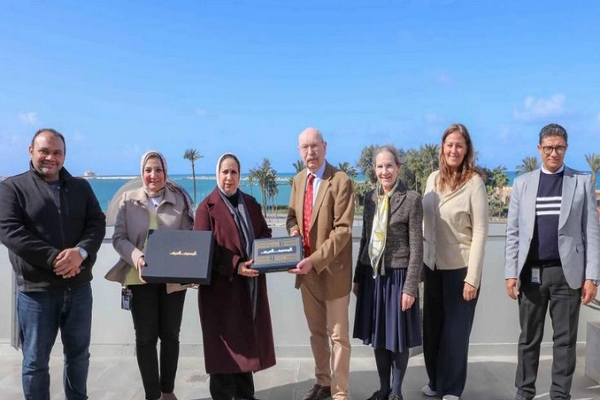 اهدای قرآن ملی عمان به کتابخانه اسکندریه