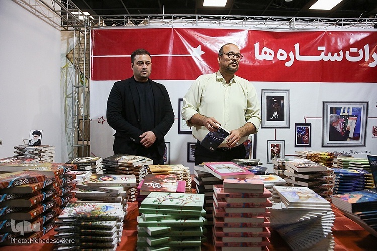 سیدعباس موسوی، مسئول غرفه انتشارات ستاره‌ها در نمایشگاه بین‌المللی قرآن مشهد