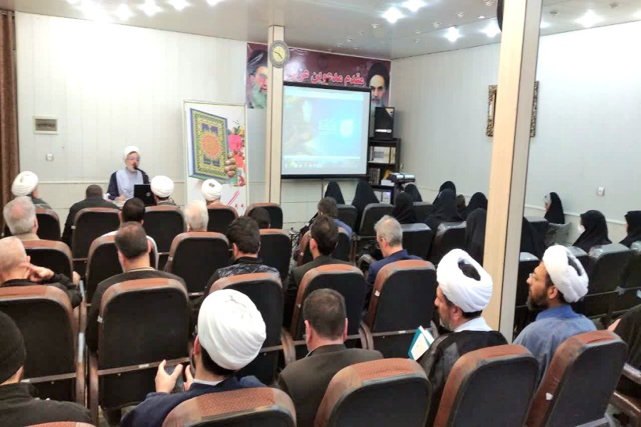 جلسه توجیهی ویژه کنشگران و مبلغان طرح زندگی با آیه‌ها در کاشان