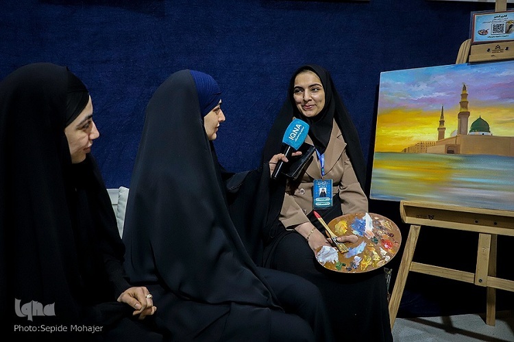 محبوبه رحیم‌زاده، از هنرمندان حاضر در غرفه بین‌الملل