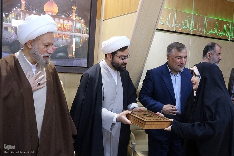 تجلیل از سردبیر ایکنا به عنوان خادم القرآن، دفتر امام جمعه شیراز
