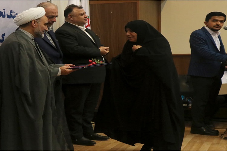 تجلیل از خانواده شهیده «مهسا احمری» در دانشگاه تبریز