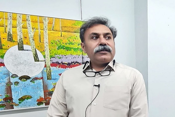 نجفلو، مدرس رشته‌ هنرهای تجسمی و جانباز جنگ تحمیلی