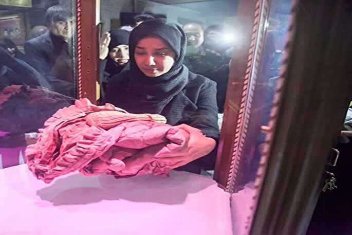 اهدای عروسک‌ها و لباس‌های شهیده «ملینا» به موزه دفاع مقدس کرمانشاه