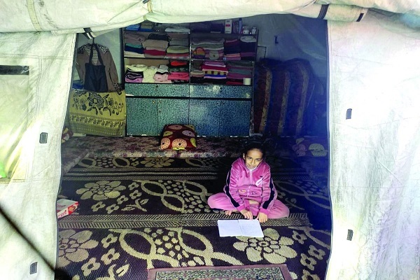 الین، دختر کوچک خانواده در چادر آوارگان غزه