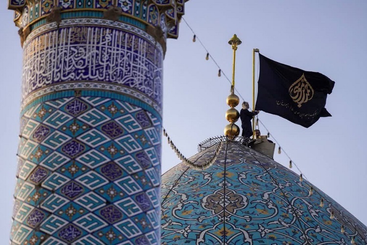 نصب پرچم سیاه بر فراز گنبد حرم شاهچراغ(ع)