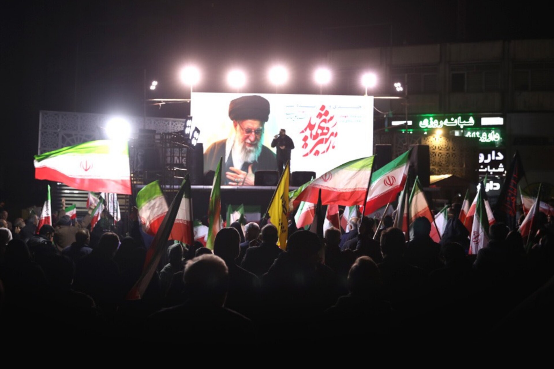 حضور گسترده مردم در میدان ولیعصر(عج) در سومین شب آیین همبستگی