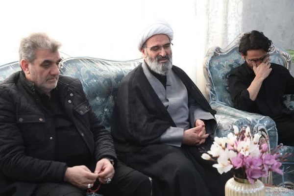 حضور نماینده ولی‌فقیه در استان و استاندار سمنان در منزل شهید «حاج محمد باصری»