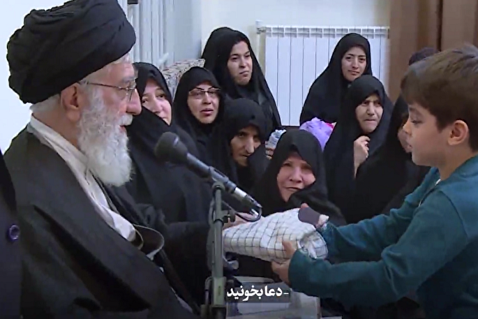 فیلم | مهر پدرانه رهبر شهید نسبت به کودکان