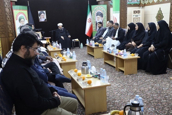 شاعران باید ابعاد وجودی رهبر شهید را مطالعه و در قالب شعر به جامعه منتقل کنند