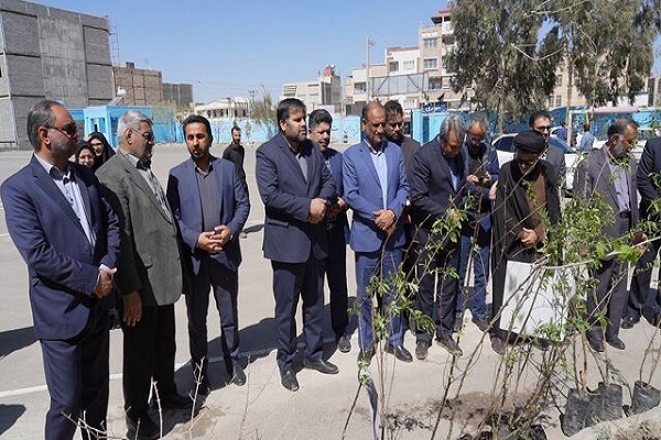 کاشت نهال به یاد رهبر شهید و دانش آموزان میناب در زاهدان