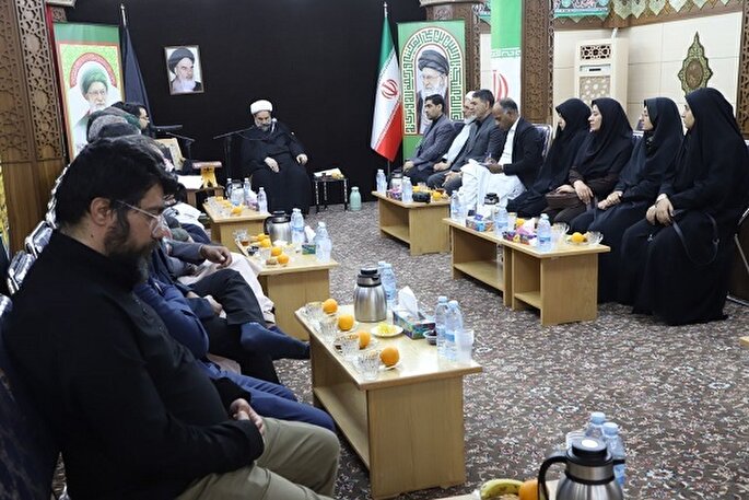 شاعران، ابعاد وجودی رهبر شهید را در قالب شعر به جامعه منتقل کنند