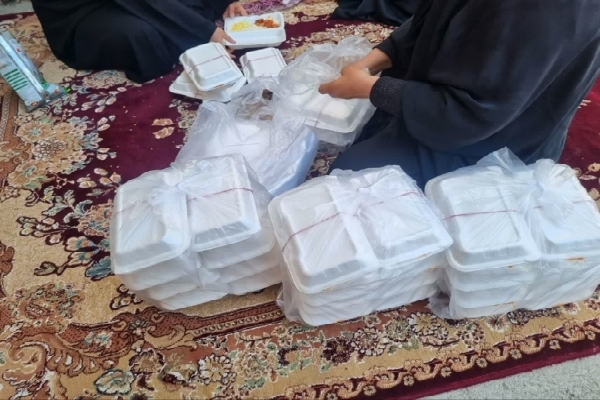 تهیه و توزیع غذا برای رزمندگان اسلام در ارومیه
