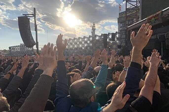 اجتماع حماسی بازاریان زاهدان در محکومیت شهادت امام امت و بیعت با رهبر جدید