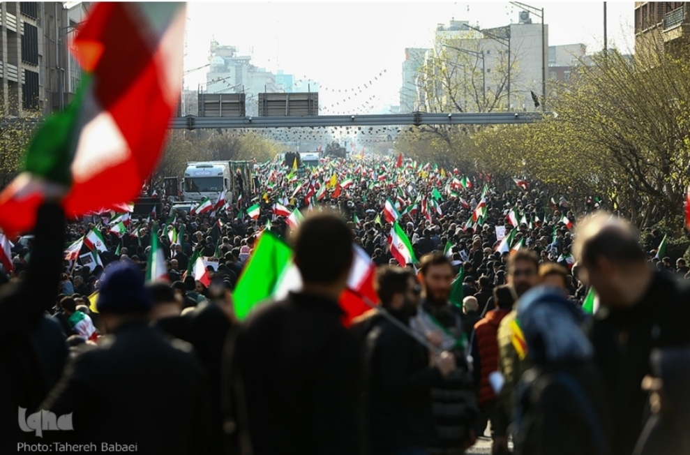 سلام نظامی مردم به سرداران بی‌سر