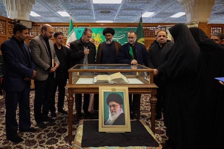 رونمایی از نهج‌البلاغه خطی اهدایی رهبر شهید در کتابخانه حرم رضوی