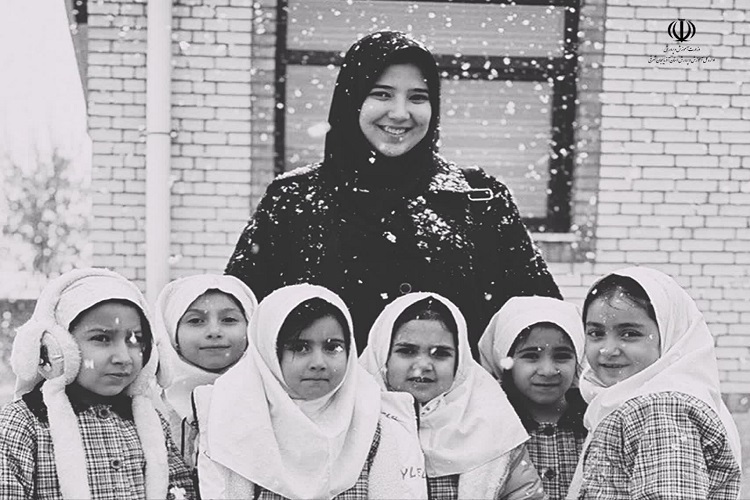 ندا امینی‌آذر،معلم