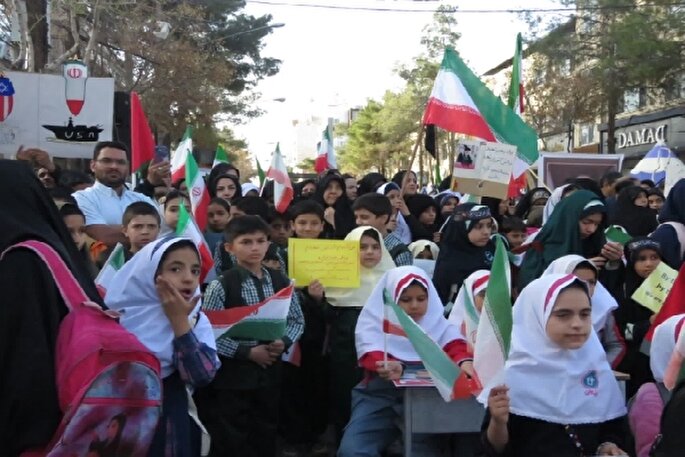 فریاد دانش‌آموزان کرمانی مقابل کمیساریای عالی سازمان ملل در کرمان