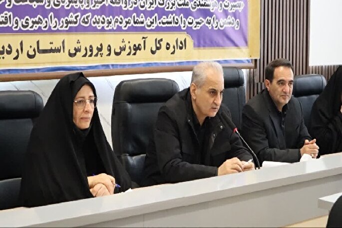 توجه به فرهنگ دینی و ارزش‌های ملی در کنار آموزش ضروری است