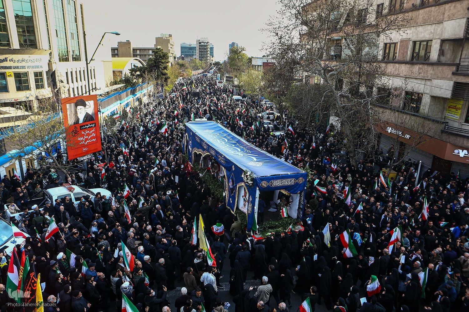 اقیانوس مردم پیکرهای شهدا را تشییع کردند؛ فرماندهان در کنار سربازان