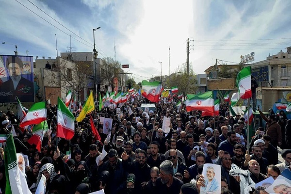 بدرقه باشکوه پیکر مطهر پدر و پسر از سوی مردم قم