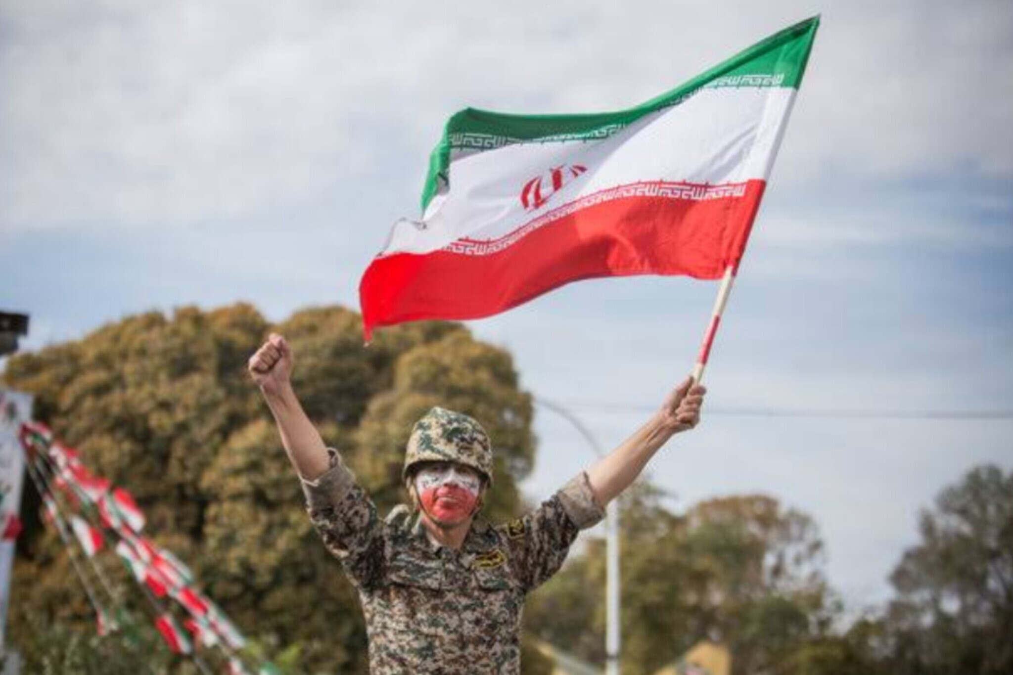 نگاهی به دفاع در اندیشه امامین انقلاب نگاهی به دفاع در اندیشه امامین انقلاب