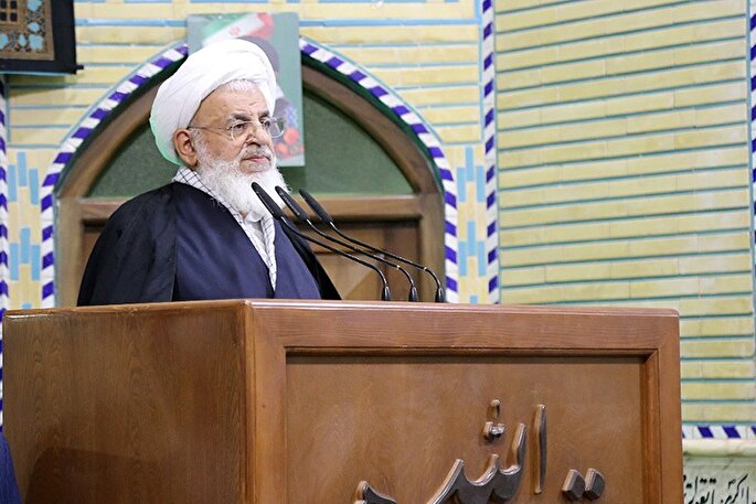 ملت ایران با ایمان و استقامت در مسیر انقلاب ایستاده‌اند