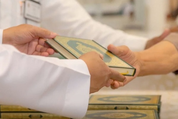 تلاش مادر و فرزند مصری برای مرمت قرآن