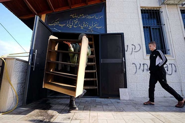 به آتش کشیده شدن مسجدی در کرانه باختری توسط شهرک‌نشینان صهیونیست + عکس