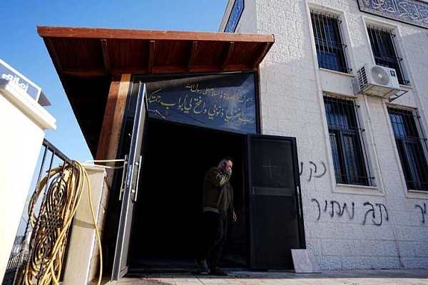 به آتش کشیده شدن مسجدی در کرانه باختری توسط شهرک‌نشینان صهیونیست + عکس